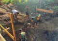 Gantikan Jembatan Kayu yang Lapuk, TNI Bangun Jembatan Beton untuk Warga Bawomaniamolo