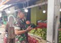 Pastikan Harga Tetap Stabil, Babinsa Koramil 08/Kronjo Pantau Harga Sembako di Pasar