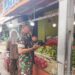 Pastikan Harga Tetap Stabil, Babinsa Koramil 08/Kronjo Pantau Harga Sembako di Pasar