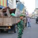 BABINSA KORAMIL 0201-05/MB DAMPINGI PENERTIBAN BANGUNAN LIAR DAN PKL DI JALAN KH. ZAINUL ARIFIN