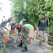 TNI-Polri dan Warga Gotong Royong Perbaiki Jembatan