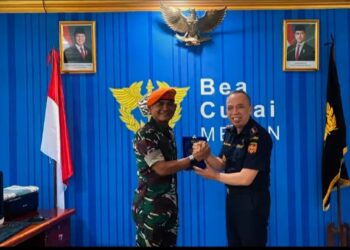 KOMANDAN RESIMEN ARHANUD 1 PASGAT BERSAMA PARA PERWIRA LAKSANAKAN KUNJUNGAN SILATURAHMI KE KANTOR BEA CUKAI MEDAN