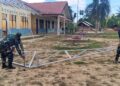 Babinsa Hadir di Tengah Pembangunan Sekolah, Pastikan Pekerjaan Sesuai Rencana