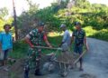 Babinsa di Susoh Bantu Gotong Royong Warga Semenisasi Jembatan Penghubung Perkebunan