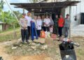 Serda Sandari Dampingi Camat Indra Makmur Salurkan Bansos untuk Korban Rumah Tertimpa Pohon