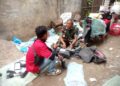 Babinsa Susoh Jalin Komsos dengan Warga Pengantar Paket di Desa Padang Baru