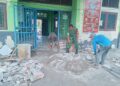 Pererat Kedekatan dengan Warga Binaan, Babinsa Bantu Gotong Royong Fasilitas Desa
