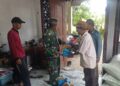 Babinsa Dampingi Perangkat Desa Salurkan Bantuan Pupuk dan Benih Padi untuk Petani