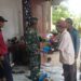 Babinsa Dampingi Perangkat Desa Salurkan Bantuan Pupuk dan Benih Padi untuk Petani