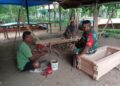 Komsos dengan Pengrajin Perabot Tradisional, Babinsa Dorong Ekonomi Mandiri Warga