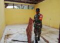 Babinsa Koramil 12/Sungai Raya Laksanakan Pengawasan Dan Bantu Rehab Bangunan Sekolah