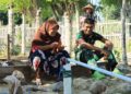 Di Balik Pekerjaan Fisik TMMD, Tersimpan Kisah Hangat Anggota TNI Bersama Mama Angkat