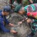 Perkuat Kebersamaan Warga, Dansatgas Pamtas Yonarhanud 2 Kostrad Letakkan Batu Pertama Pembangunan Gapura Desa