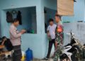Babinsa Desa Karang Gading Sertu Achyaris dan Babinkamtibmas melaksanakan Komsos di Pos Sekuriti Dapur MBG