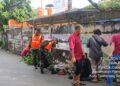 Wujudkan Kawasan Bersih dan Sehat, Satgas Sampah Koramil Pamulang Bersihkan Lingkungan