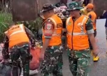 Satgas Sampah Kodim  0510/Tigaraksa Bersihkan Tumpukan Sampah Didesa Pangkat Jayanti