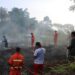 Sinergi Yonif TP 833/BD, KPH, Manggala Agni, dan Damkar Padamkan Karhutla Sanggau