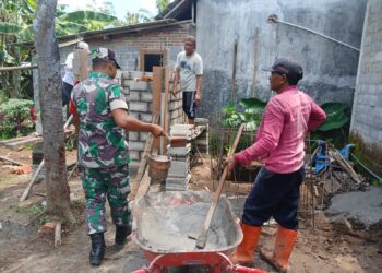Wujudkan Lingkungan Sehat, Serda Eko Prayitno Bersama Warga Bangun MCK Untuk Keluarga Bapak Saiful