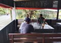 Babinsa Komsos Di Warung Kopi Eratkan Silaturahmi Bersama Warga