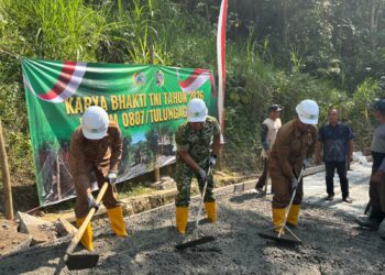 Karya Bakti TNI Bangun Jalan di Desa Wonorejo, Tulungagung