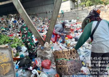 Tumpukan Sampah Penyebar Penyakit di TPS Sementara diBersihkan Satgas Kodim 0502/JU