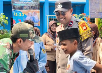 Kolaborasi Babinsa dan Bhabinkamtibmas Isi Materi MPLS CERIA Hari Ke-3 di SMPN 2 Teluknaga