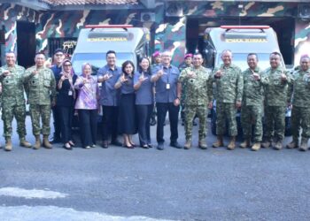 PANGKORMAR TERIMA PENYERAHAN KENDARAAN AMBULANS DARI BANK MANDIRI