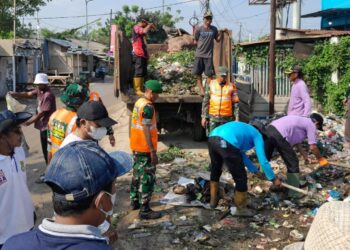 Satgas Sampah Koramil 01/Teluknaga Kodim 0510/Tigaraksa Bersihkan Tumpukan Sampah di Desa Tegal Angus
