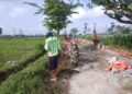 Lancar Akses Pertanian, Kopka Budi Bersama Warga Bersihkan Area Jalan Persawahan Tambakan