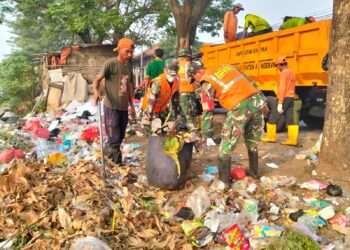Satgas Sampah Koramil 08/Kronjo Bersihkan Tumpukan Sampah di Jalan Raya Bakung ‎