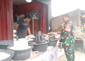 Babinsa Koramil 14/Panongan Tingkatkan Kesadaran Bersama Cegah Penimbunan dan Permainan Harga Bahan Pokok