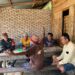 Duduk Bersama Warga di Kedai Kopi, Babinsa Dengarkan Curhatan tentang Ekonomi hingga Judi Online
