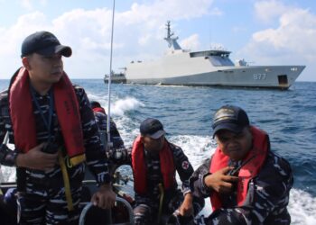 KRI MARLIN-877 BERHASIL EVAKUASI KORBAN SELAMAT KLM NURUL SALSA 01 DI KEPULAUAN SELAYAR