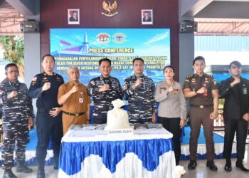TNI AL BERHASIL MENGGAGALKAN PENYELUNDUPAN TIMAH ILEGAL SEBERAT 1,9 TON DI PERAIRAN KARIMUN