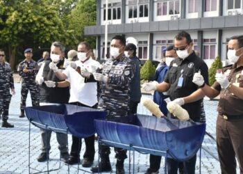 JAGA MASA DEPAN GENERASI MUDA, TIM GABUNGAN TNI AL GAGALKAN UPAYA PENYELUNDUPAN RATUSAN LIQUID VAPE MENGANDUNG NARKOTIKA DI PERAIRAN BATAM