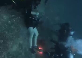 TNI AL LANAL LABUAN BAJO BERSAMA TIM SAR GABUNGAN EVAKUASI WISATAWAN TENGGELAM DI PERAIRAN PULAU KELOR