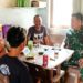 Melalui Komsos, Babinsa Bangun Kesadaran Warga Desa Mamut tentang Lingkungan Sehat dan Aman