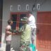 Prada Febri Manalu Perbaiki Instalas Listrik Rumah Warga di Lokasi TMMD Ke 129 Kodim 0210/TU