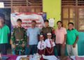 Satgas Pamtas Yonarhanud 2 Kostrad Antar Dua Anak Perbatasan Kembali Bersekolah