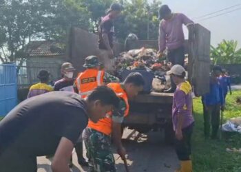 Satgas Sampah Kodim 0510/Tigaraksa Bersihkan Tumpukan Sampah di Desa Dangdeur