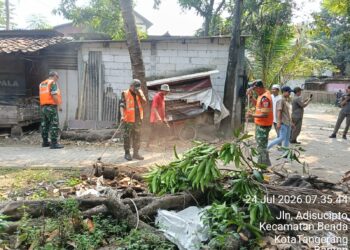 Koramil 02/Batuceper Bersama Warga Bersihkan Tumpukan Sampah di Jurumudi