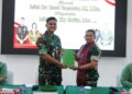 Letkol Kav Ronald Tampubolon Serahkan Memorandum Kepada Letkol Arm Kiky Hardian dalam Acara Lepas Sambut Dandim 0210/TU