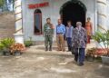 Saat Jemaat Berdoa, Babinsa Koramil 03/Parongil Berdiri Menjaga Rasa Aman di Depan Gereja