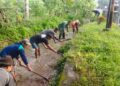Bersatu dengan Alam, Serda Dwi Aprianto Bersama Warga Slorok Bersihkan Aliran Irigasi Sawah