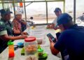 JALIN KOMSOS YANG BAIK, BABINSA SERDA SURADI BERSAMA WARGA NGOBROL SANTAI DI SALAH SATU WARUNG WILAYAH BINAAN