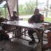MANFAATKAN WAKTU UNTUK JALIN SILAHTURAHMI, BABINSA LAKSANAKAN KOMSOS DENGAN WARGA BINAAN