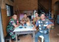 Jalin Komunikasi dengan Baik Babinsa Koramil 04/MK Komsos dengan Perangkat Kelurahan di Warung Kopi Wilayah Binaan
