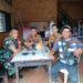 Jalin Komunikasi dengan Baik Babinsa Koramil 04/MK Komsos dengan Perangkat Kelurahan di Warung Kopi Wilayah Binaan
