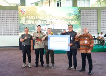 Sinergi Penanganan Sampah, Program TJSL BRI Serahkan Bantuan Dump Truck Kepada Kodam IX/Udayana