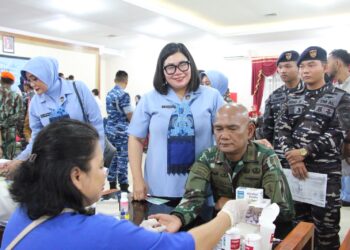 PERSONEL RESIMEN HANUD 1 PASGAT BERPARTISIPASI DALAM DONOR DARAH DAN PEMERIKSAAN KESEHATAN MEMPERINGATI HARI BAKTI TNI AU KE-79